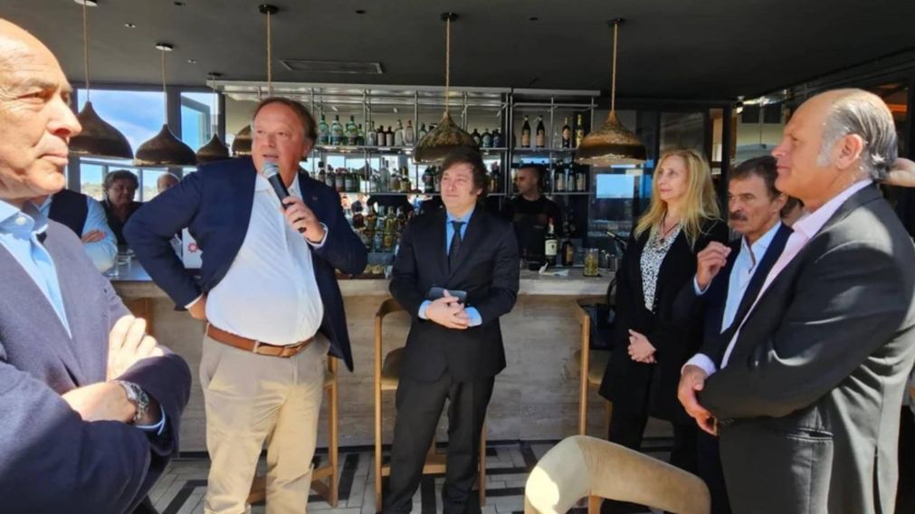 Javier MIlei habló de pie ante los empresarios y se fue sin almorzar