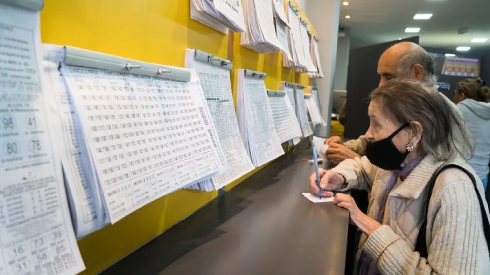 El ganador multimillonario de la lotería Mega Millions apareció para reclamar su premio: ¿Quién es y cuánto se llevará?