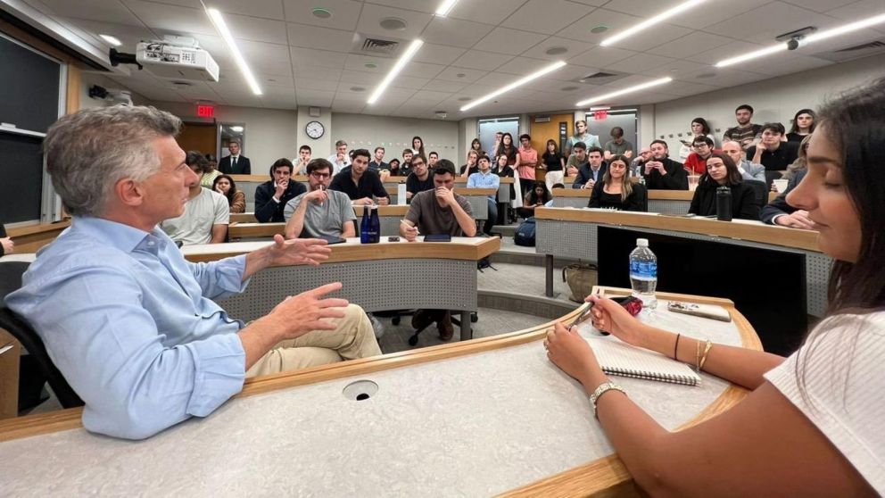 Mauricio Macri brindó una charla en el Instituto de Política de la Univeridad de Harvard (Gentileza @mauriciomacri).