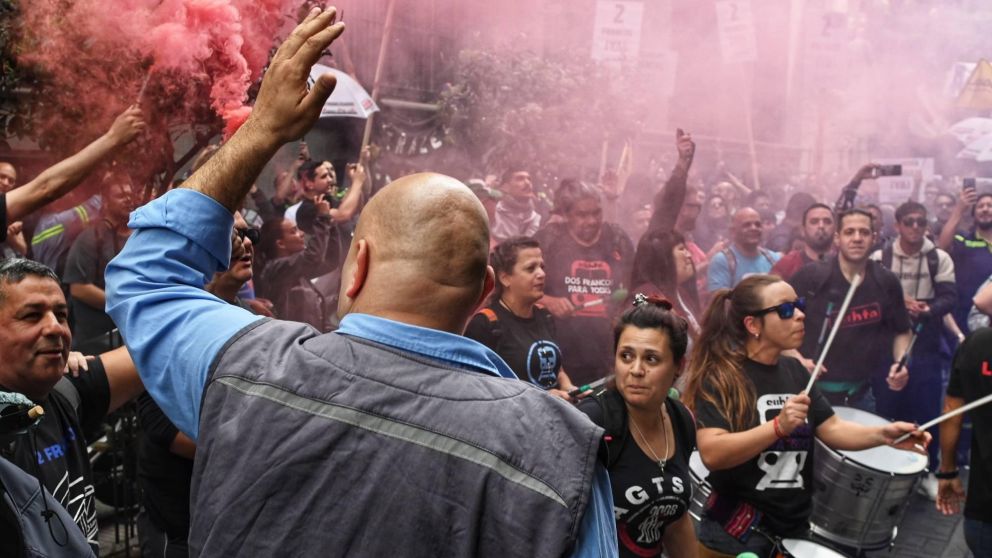 "Todos al Obelisco, por un subte libre de asbesto y dos francos ya": la marcha de metrodelegados.(Télam)