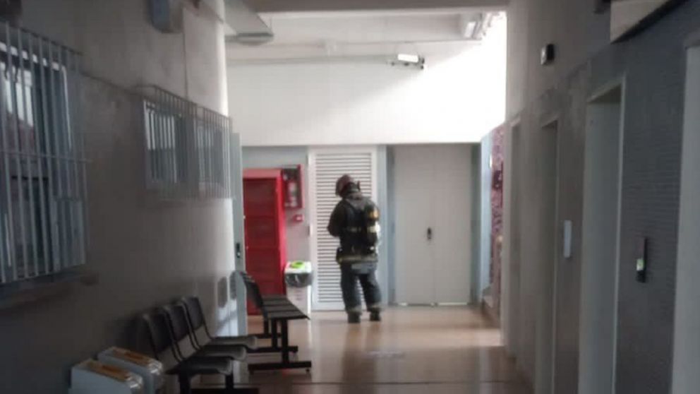 Los bomberos trabajando en la facultad.