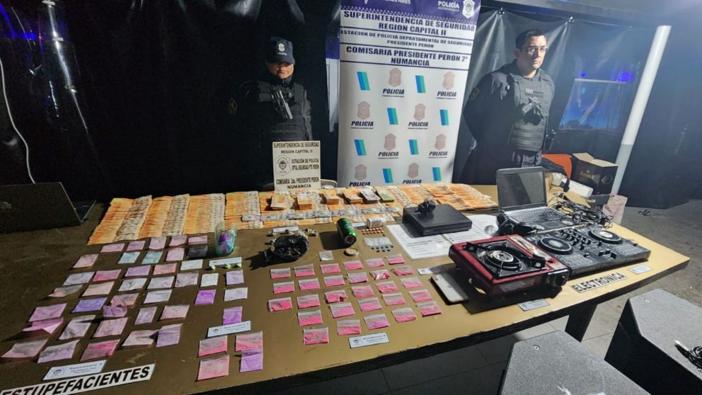 Drogas, y dinero, entre otras pruebas incautadas (Gentiliza Policía Bonaerense).