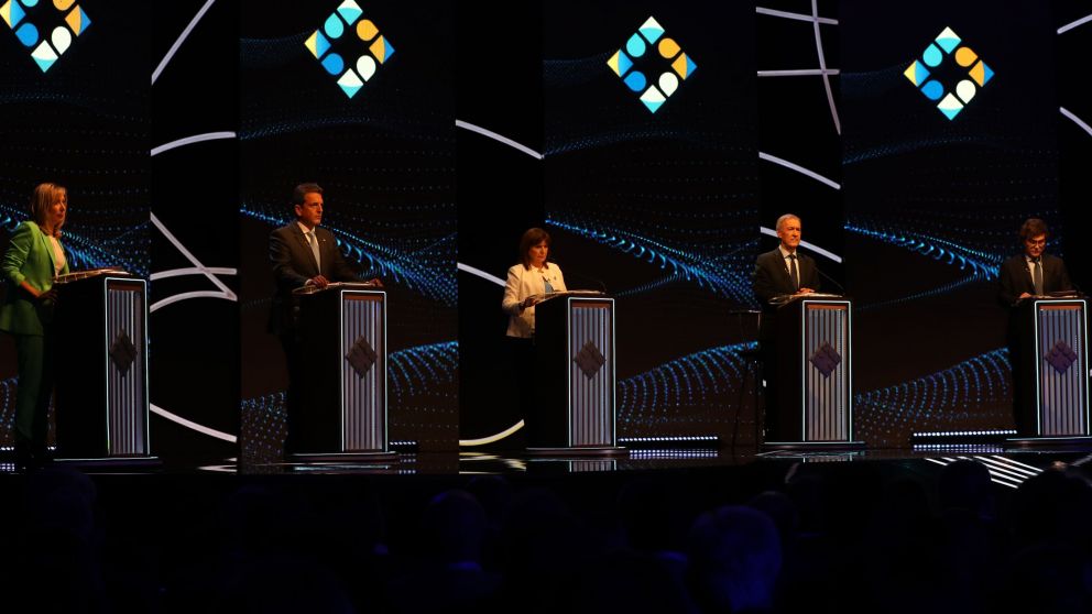 DE IZQUIERDA A DERECHA (UBICACIONES DEFINIDAS POR SORTEO): MYRIAM BREGMAN, SERGIO MASSA, PATRICIA BULLRICH, JUAN SCHIARETTI Y JAVIER MILEI.