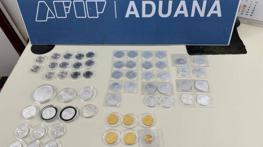 "Las encontr� en la calle y las agarr�": ocultaba 60 monedas de metales preciosos valuadas en $10.000.000.