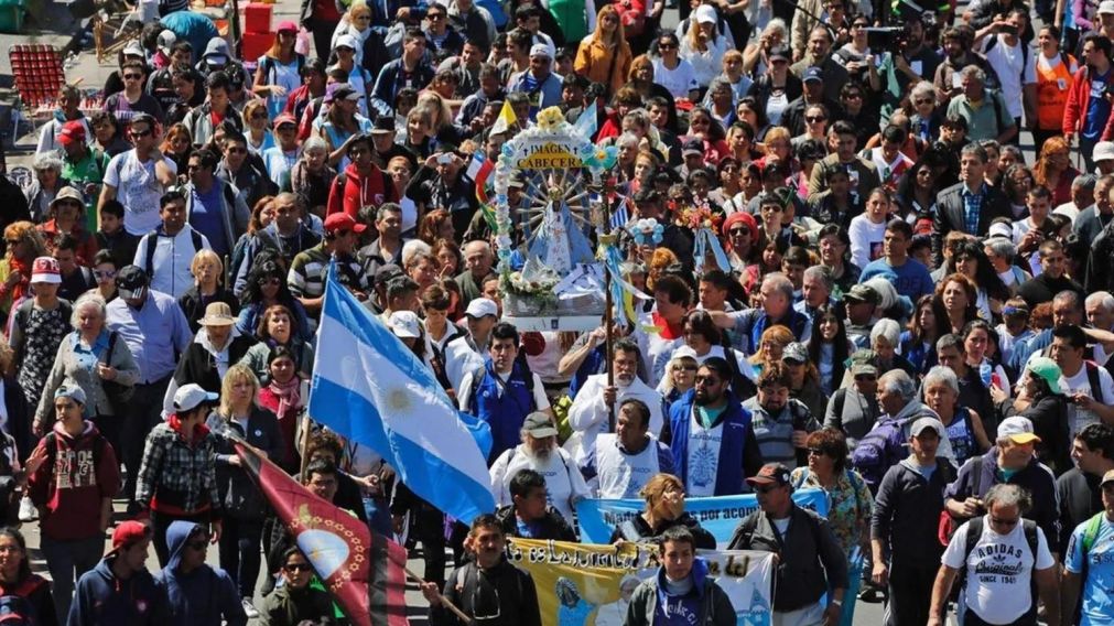 Miles de fieles caminan rumbo a la Basílica de Luján.