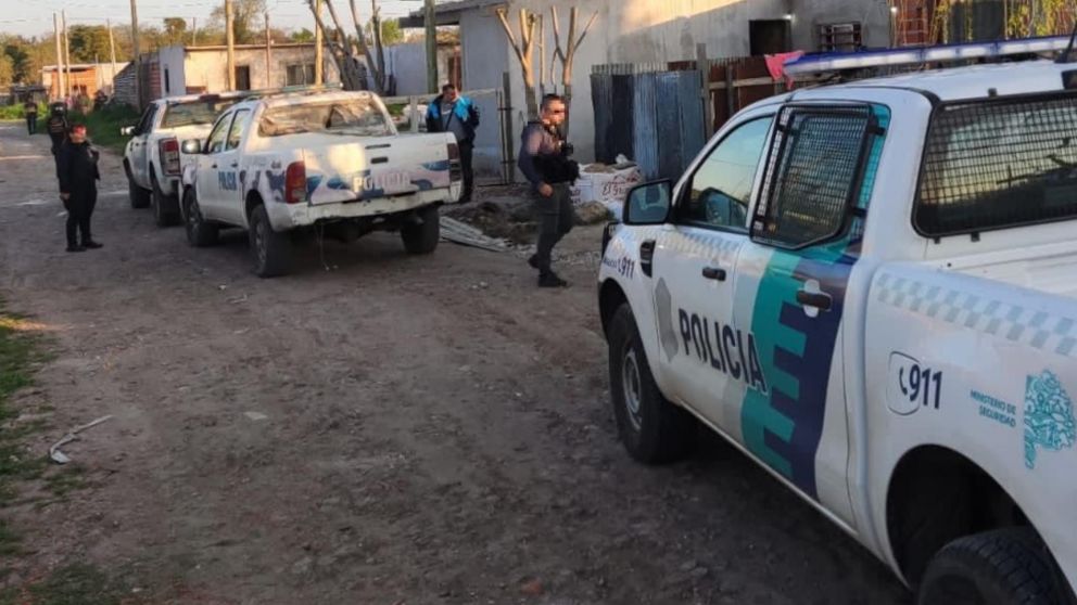 Los investigadores policiales desarrollaron varias diligencias en el escenario del femicidio.