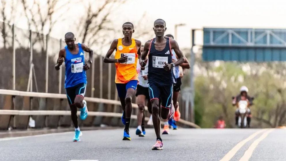Iba primero en la maratón de Buenos Aires pero sufrió un insólito incidente.