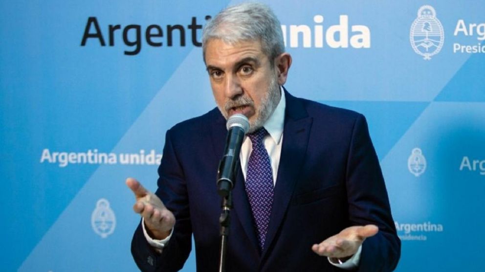 Aníbal Fernández, ministro de Seguridad, fue el encargado de firmar en nombre del gobierno argentino.