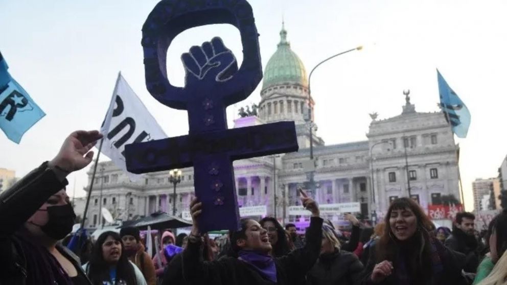 Cientos de mujeres marchan esta tarde al Congreso. Pablo Villán / Crónica.