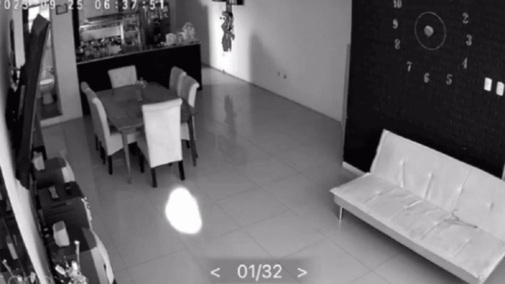 Las cámaras de seguridad atraparon a un "fantasma" y el momento atemorizó a todos (TikTok/@jeanmoreno2301).