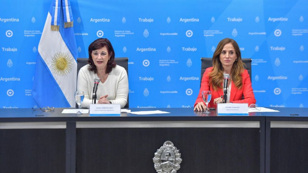 Raquel "Kelly" Olmos junto a Victoria Tolosa Paz.