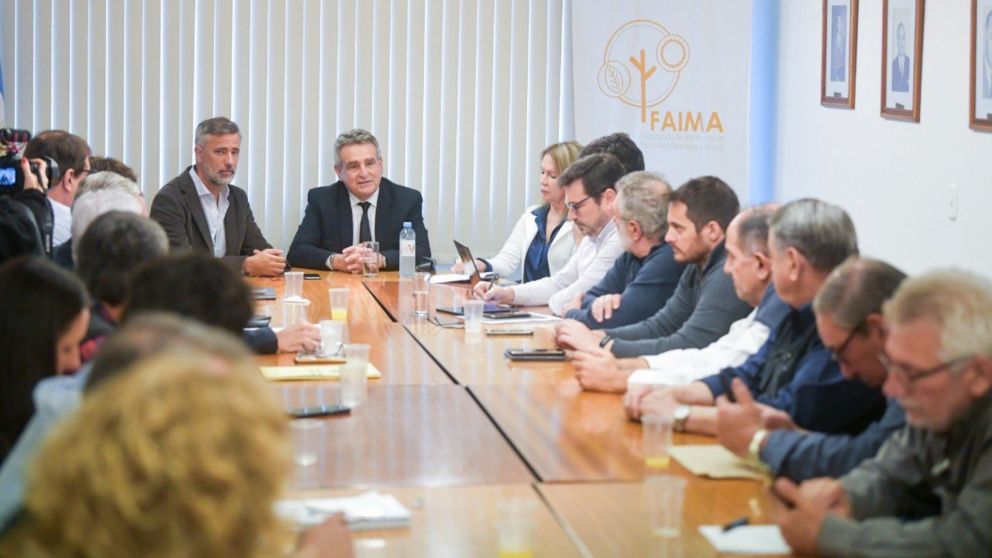 Rossi evaluó los problemas económicos del país (Foto Twitter).