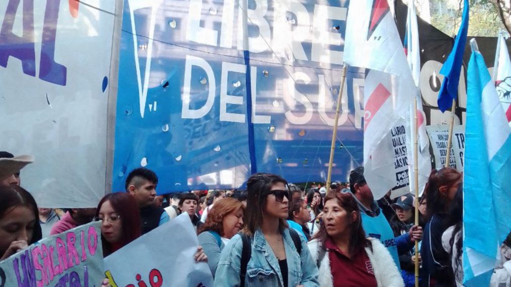 Una columna de manifestantes marcharon hacia el Ministerio de Trabajo. (Gentileza Libres del Sur Hurlingham).