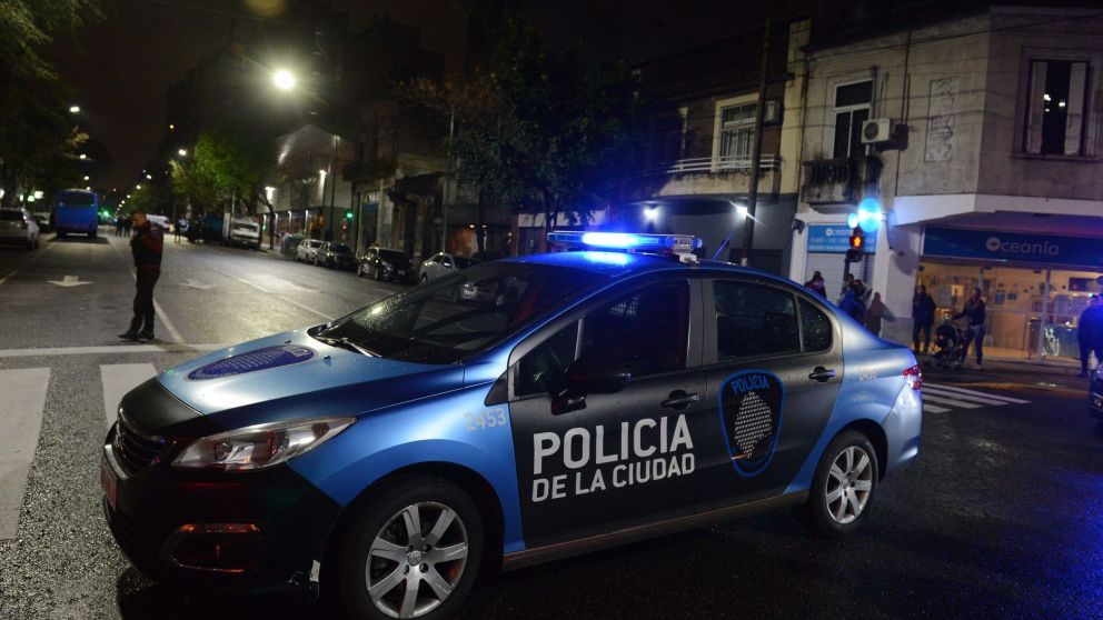 La policía llegó al lugar alertada por los vecinos tras la pelea entre los taxistas.
