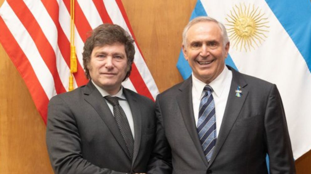 El encuentro se realiz� en la sede de la embajada (Foto: Twitter).