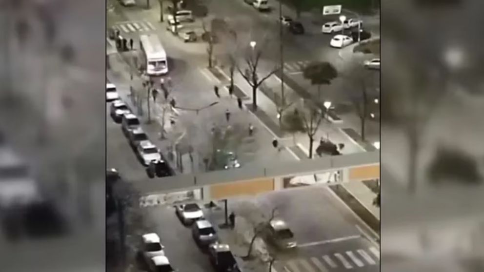 El enfrentamiento quedó filmado por una cámara de seguridad.