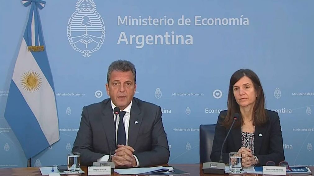 ¡EN VIVO! Sergio Massa y Fernanda Raverta anuncian refuerzo de ingresos para trabajadoras y trabajadores informales.