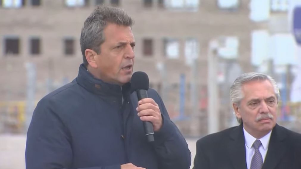 En medio de la llovizna, Sergio Massa fue uno de los oradores en el acto realizado en Dock Sud.