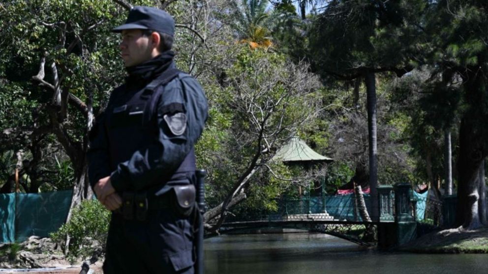 La policía trabajando en el lugar donde fue hallado el cuerpo.