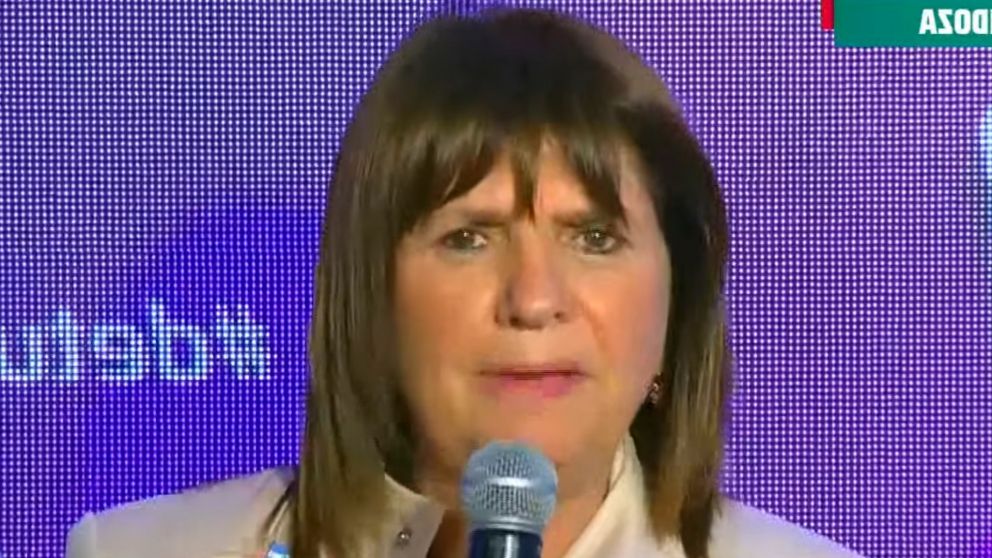 "Mendoza va a estar en la prioridad nacional, Alfredo", concluyó al final de su discurso.