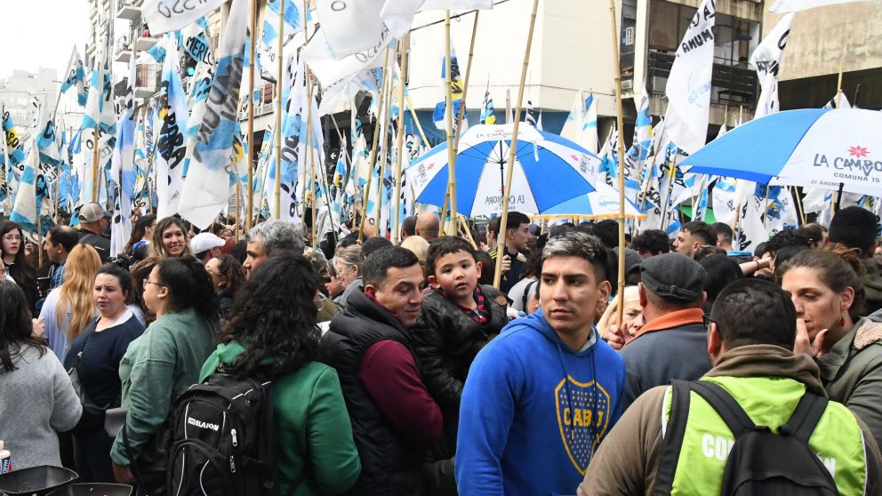 Una gran cantidad de militantes mostraron su apoyo a Cristina Kirchner (Crónica/Carlos Ventura).