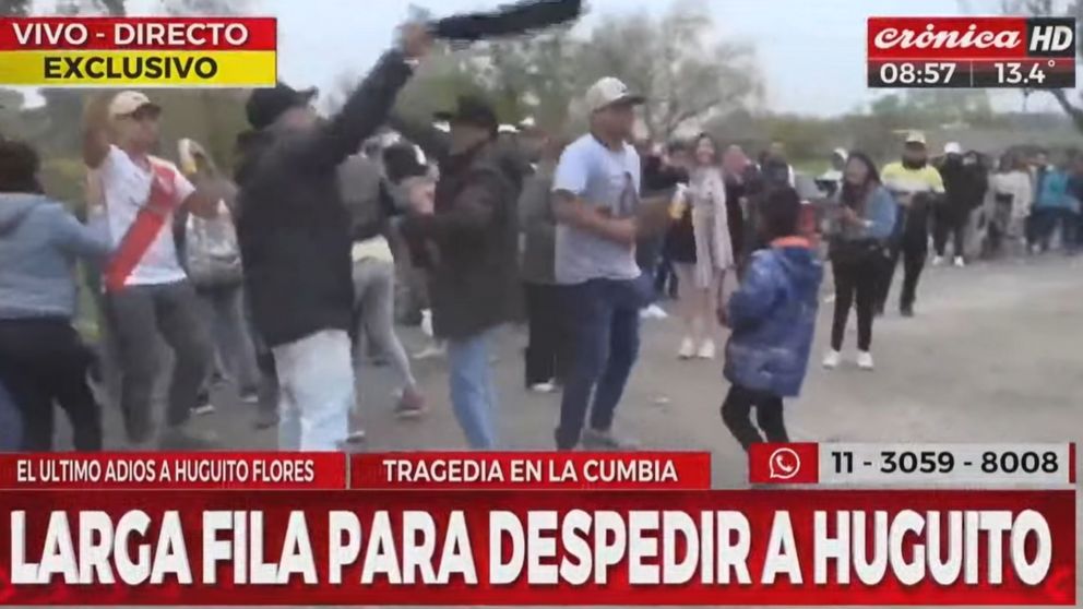 Largas filas para despedir a Huguito Flores en provincia de Buenos Aires.