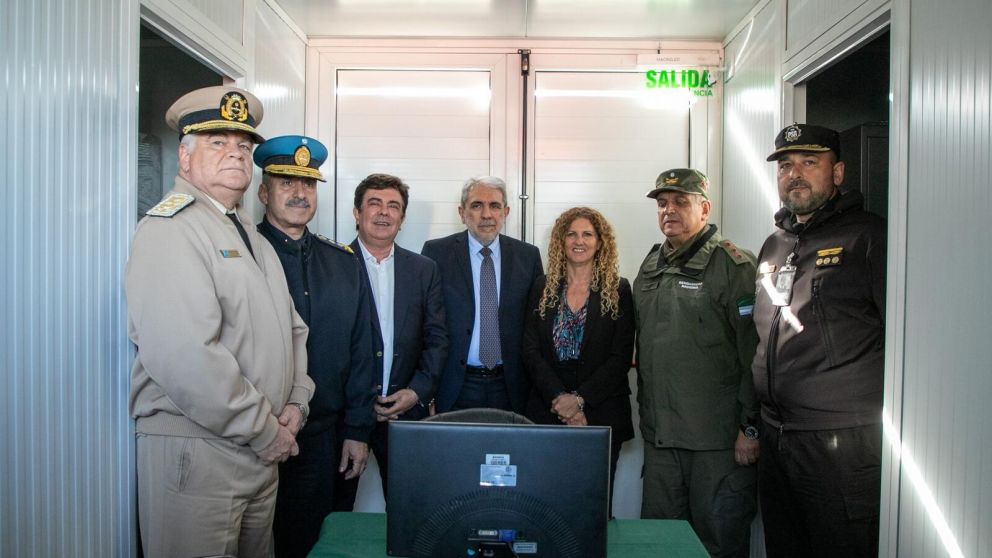 Fernando Espinoza, Aníbal Fernández y el resto de las autoridades que encabezaron la inauguración en La Matanza.