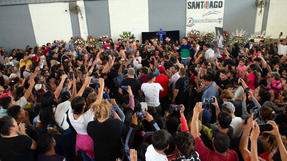 Una multitud despide a Huguito Flores, referente de la guaracha (Telam).