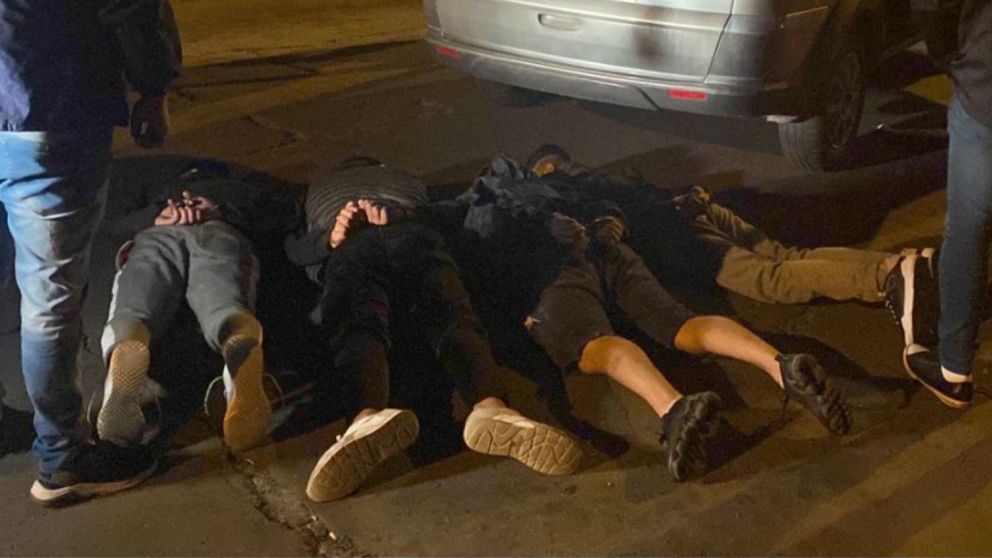 Así fueron reducidos los individuos que se movilizaban en el coche sustraído.