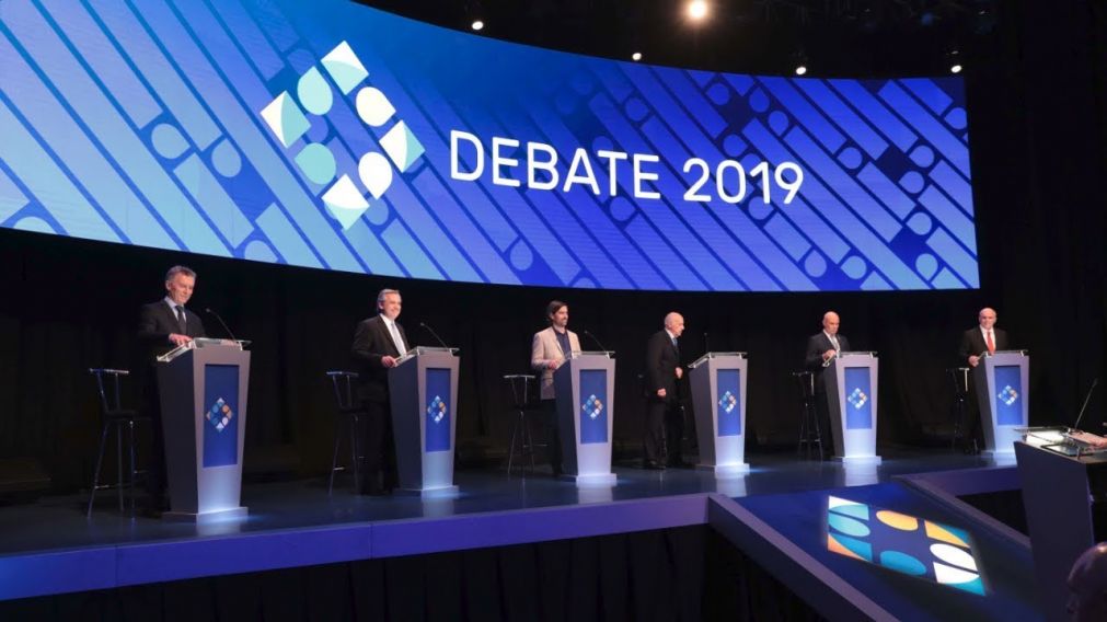 A pocos días del primer encuentro, ya fue sorteada la ubicación de cada candidato en los atriles, al igual que los ejes temáticos.