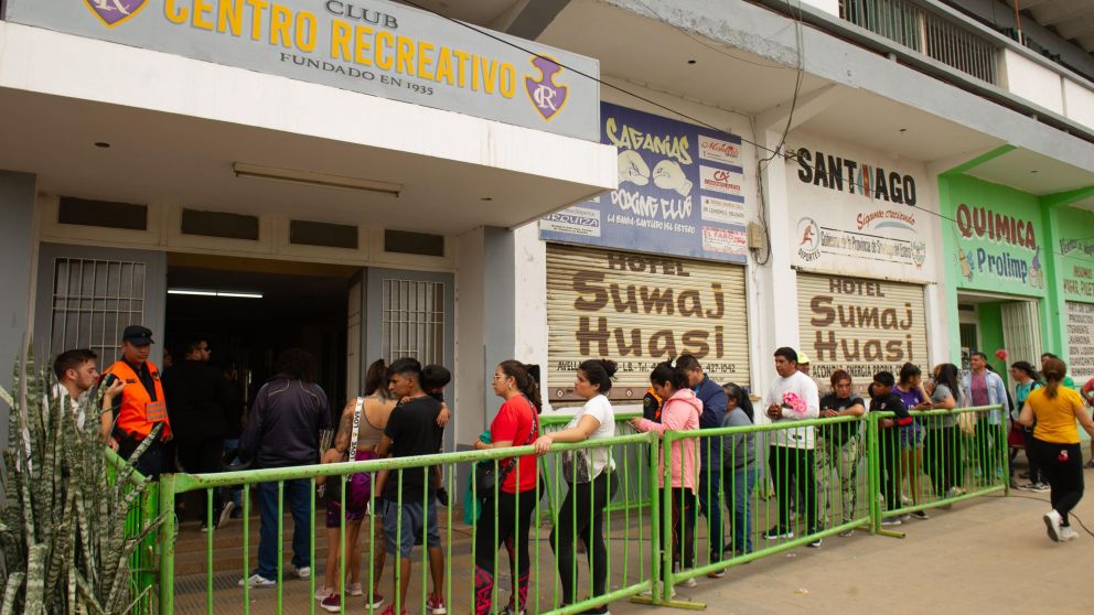 La gente hizo largas colas para despedir a su ídolo en Santiago del Estero (Télam).