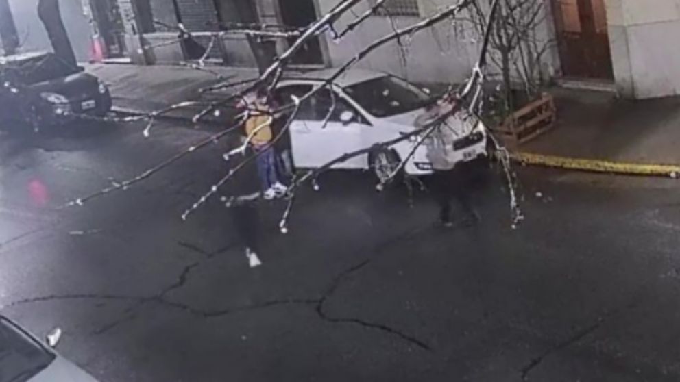 El hecho quedó filmado por una cámara de seguridad.