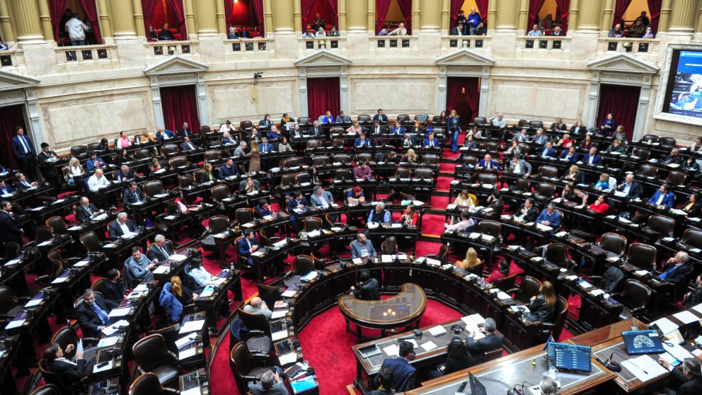 El proyecto presentado por el candidato presidencial de Unión por la Patria crea un nuevo impuesto sobre los ingresos a partir del equivalente a 15 salarios mínimos, vitales y móviles al mes.