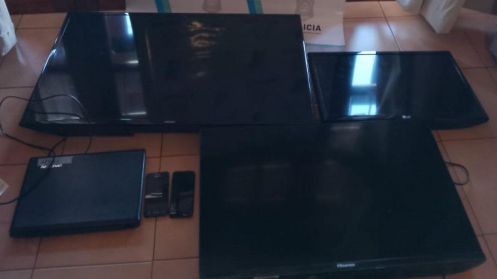 Algunos de los elementos que fueron incautados por los investigadores.