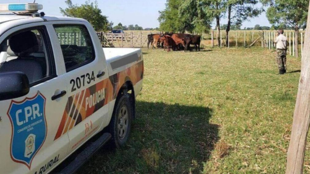 Integrantes del Comando de Prevención Rural (C.P.R.) investigan lo acontecido.