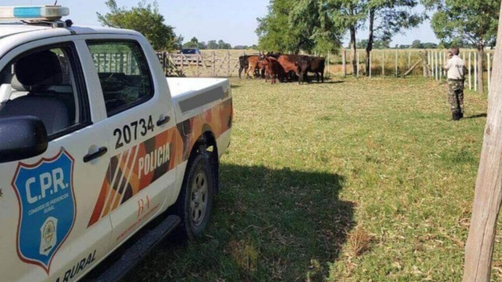 Integrantes del Comando de Prevención Rural (C.P.R.) investigan lo acontecido.