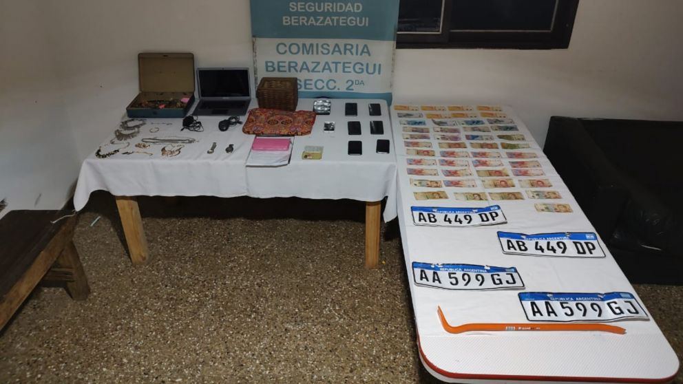 Los elementos incautados durante el operativo (Gentileza Policía Bonaerense).