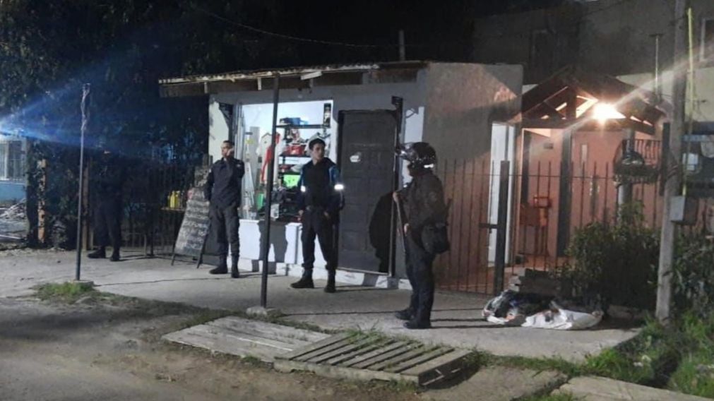 Los investigadores policiales realizaron procedimientos para localizar a los asesinos.