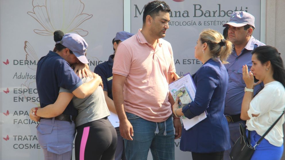 La familia de la víctima al llegar al lugar. (Télam)