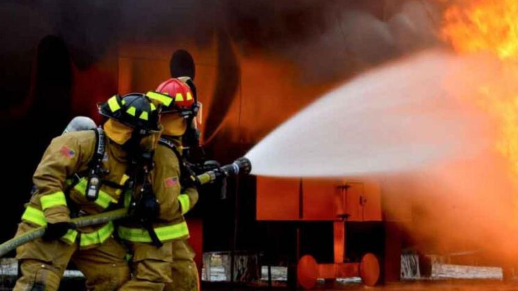 Los bomberos trabajaron para extinguir las llamas (Imagen ilustrativa).
