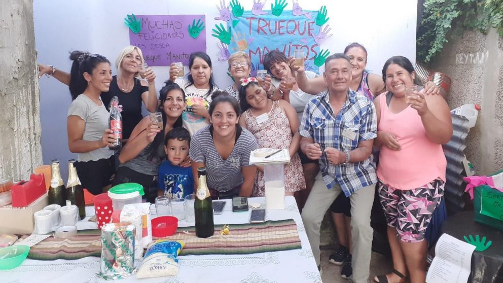 Manitos, un club de trueque con vecinos que se las ingenian para salir adelante.