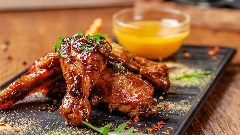 Mirá cómo hacer un exquisito pollo a la parrilla con salsa de miel y mostaza.