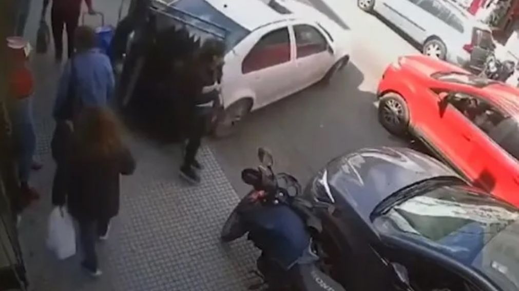 Una mujer murió tras ser atropellada por un auto que subió a la vereda.