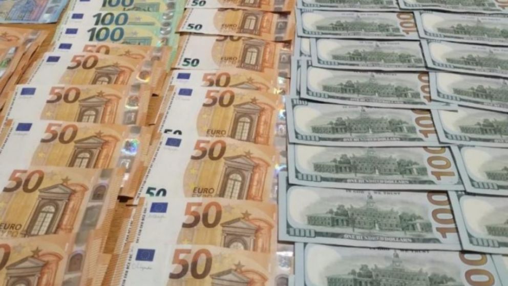 Parte del dinero que fue recuperado por los investigadores policiales.