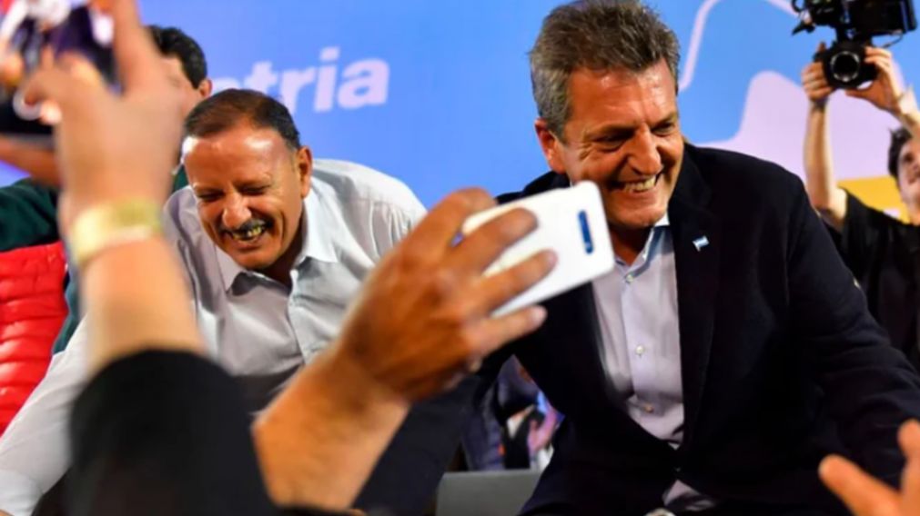 Sergio Massa viaja a La Rioja, lo recibe el gobernador Ricardo Quintela.