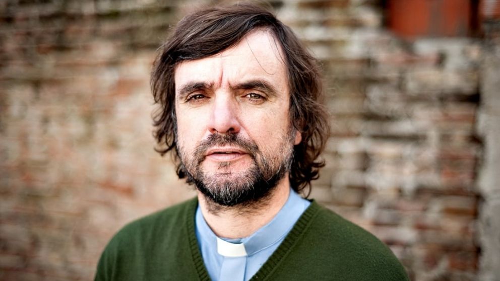 "No podemos hablar con alguien que dice que el Papa es el maligno en la Tierra y que la justicia social es una mierda", advirtió el cura.