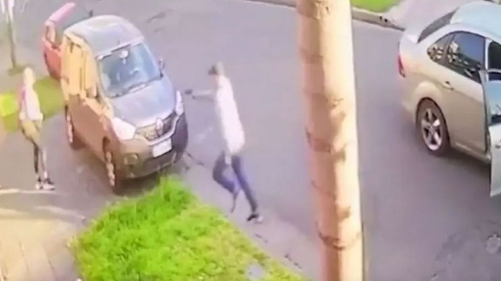 El robo quedó grabado por una cámara de seguridad de la cuadra.