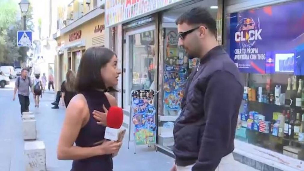 Una periodista fue acosada por un hombre mientras realizaba un móvil en vivo (Imagen captura video).
