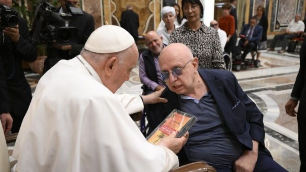 El papa Francisco recibió este lunes en El Vaticano a una delegación de ANMIL (Gentileza Vatican News).