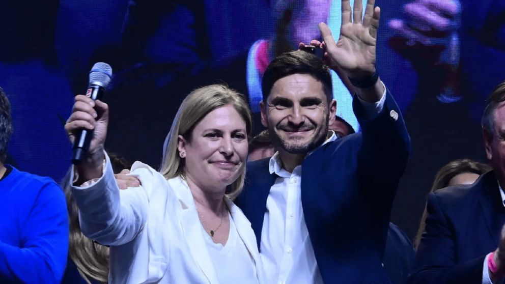 Maximiliano Pullaro junto a Gisela Scaglia, vicegobernadora electa (Télam).